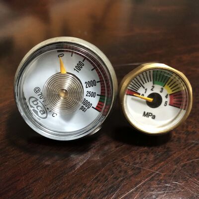 महत्वपूर्ण सुरक्षा और रिसाव प्रतिरोधी प्रदर्शन के लिए गैस-विशिष्ट कैलिब्रेशन के साथ औद्योगिक गैस प्रेशर गेज और मीटर