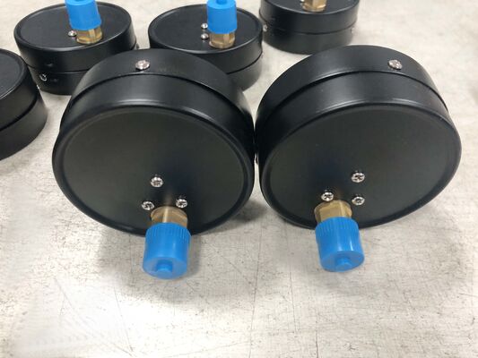 4-इंच (100 मिमी) एयर रिसीवर टैंक प्रेशर गेज 0-1.6MPa रेंज और रंग-कोडेड सुरक्षा क्षेत्रों के साथ